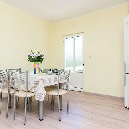 Four Bedroom In Privlaka Appartamento