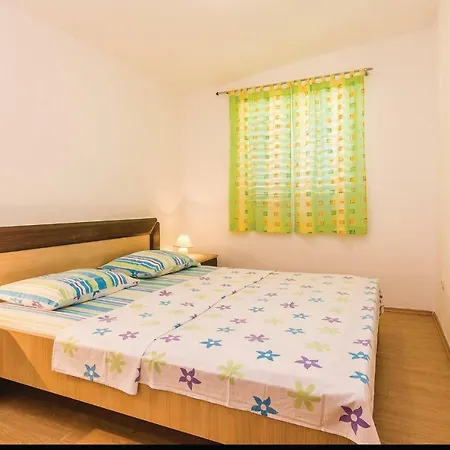 Four Bedroom In Privlaka Appartamento