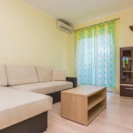 Four Bedroom In Privlaka *